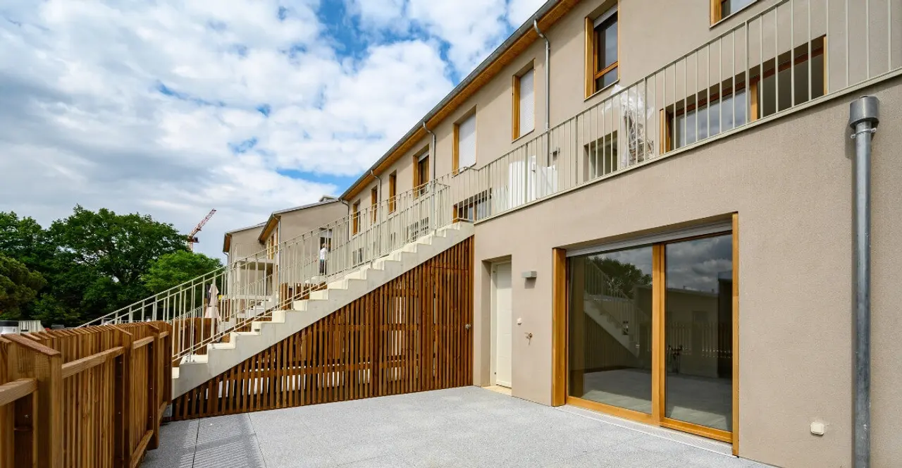 Photographie — Cour intérieure — Recto Verso, Arpajon